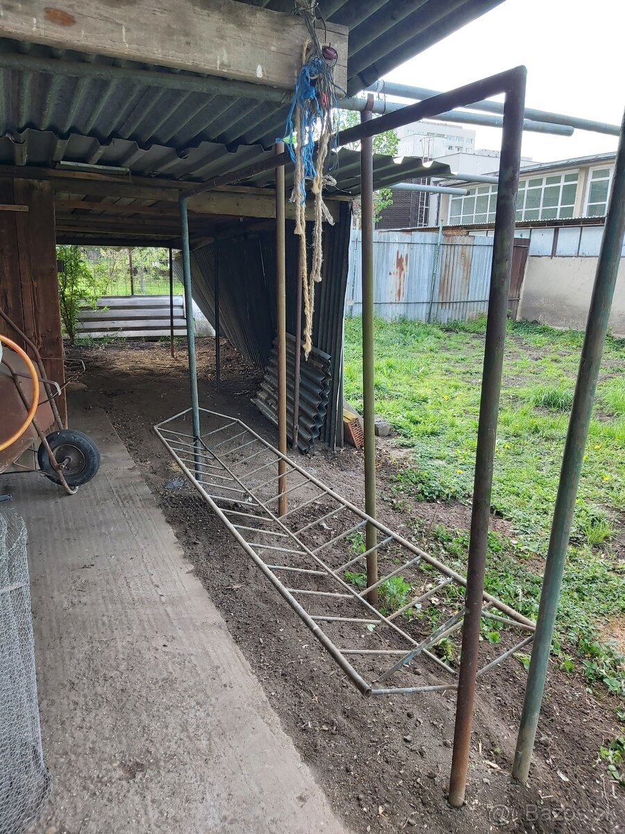 Starodávny prašák, na prášenie kobercov