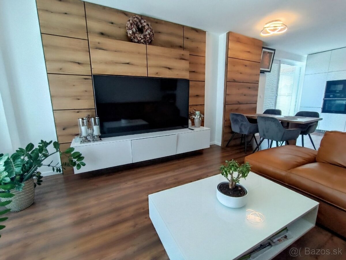 Exkluzívny prenájom 3+kk s parkovacím miestom- Malá Praha