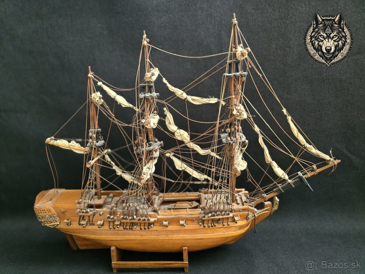 Ručne vyrobený model trojsťažňovej plachetnice.