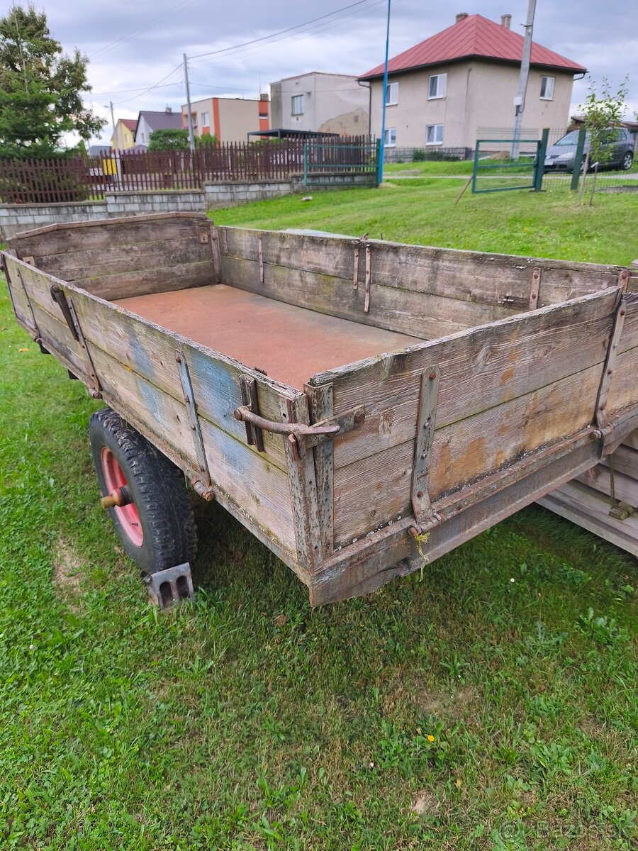 Dvojkolesova vlečka za traktor