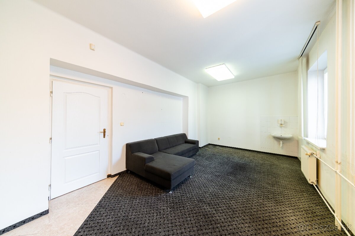 Na prenájom kancelária s umývadlom, 20 m2, Hrnčiarska 2/A