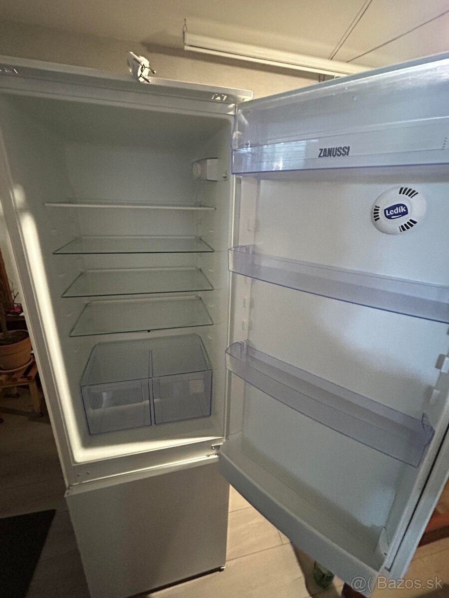 vstavaná chladnička