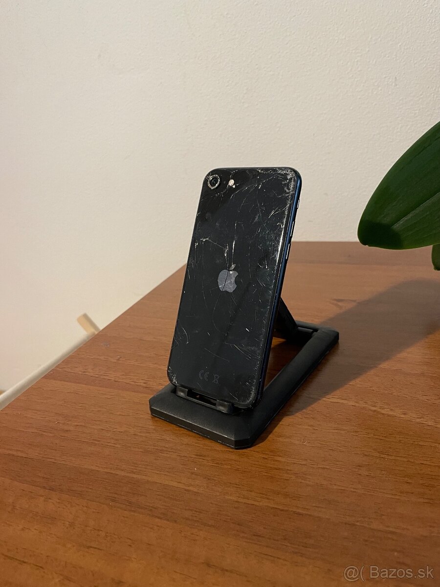iPhone SE (2022) Black 64GB | poškodený, ale funkčný