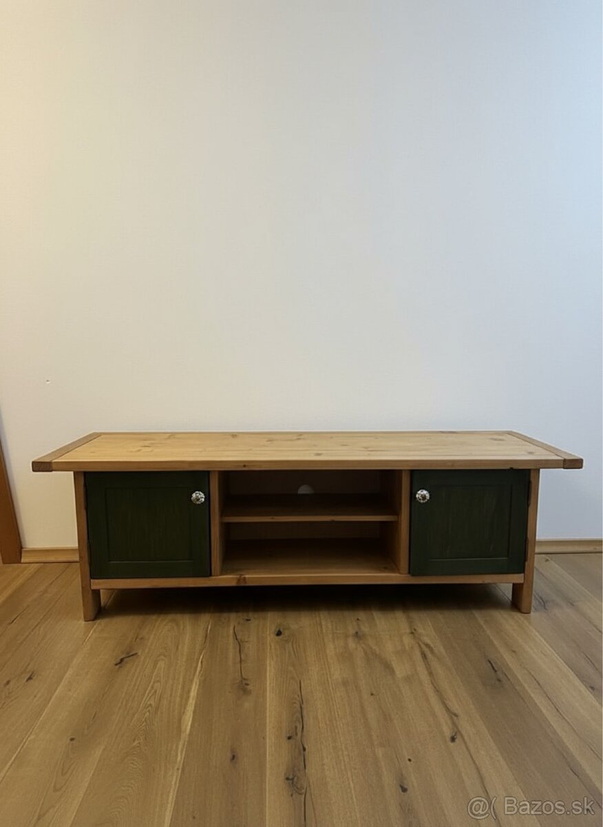 Masívny stolík pod TV