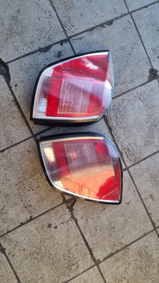 Zadne svetla opel astra h caravan.