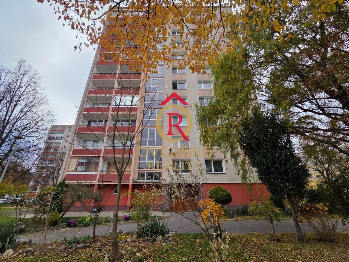 Na predaj veľký 3 izbový byt s komorou a 4 lodžiami v centre