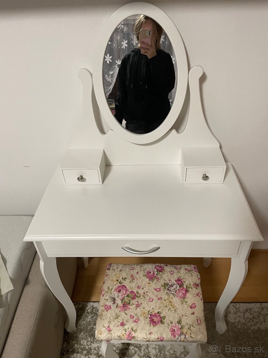 Toaletny stolik