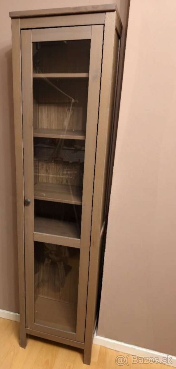 Hemnes hnedá vitrína a regál