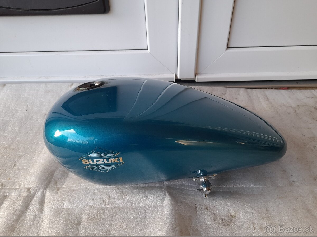 SUZUKI VS INTRUDER
