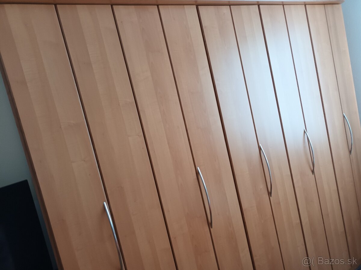 Predám šatníkovú skriňu
