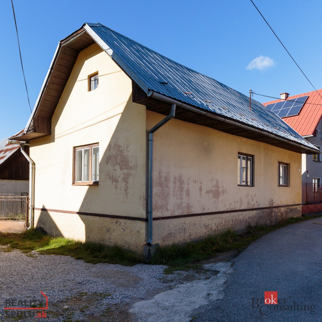 Starší rodinný dom na predaj - Liptovská Lúžna