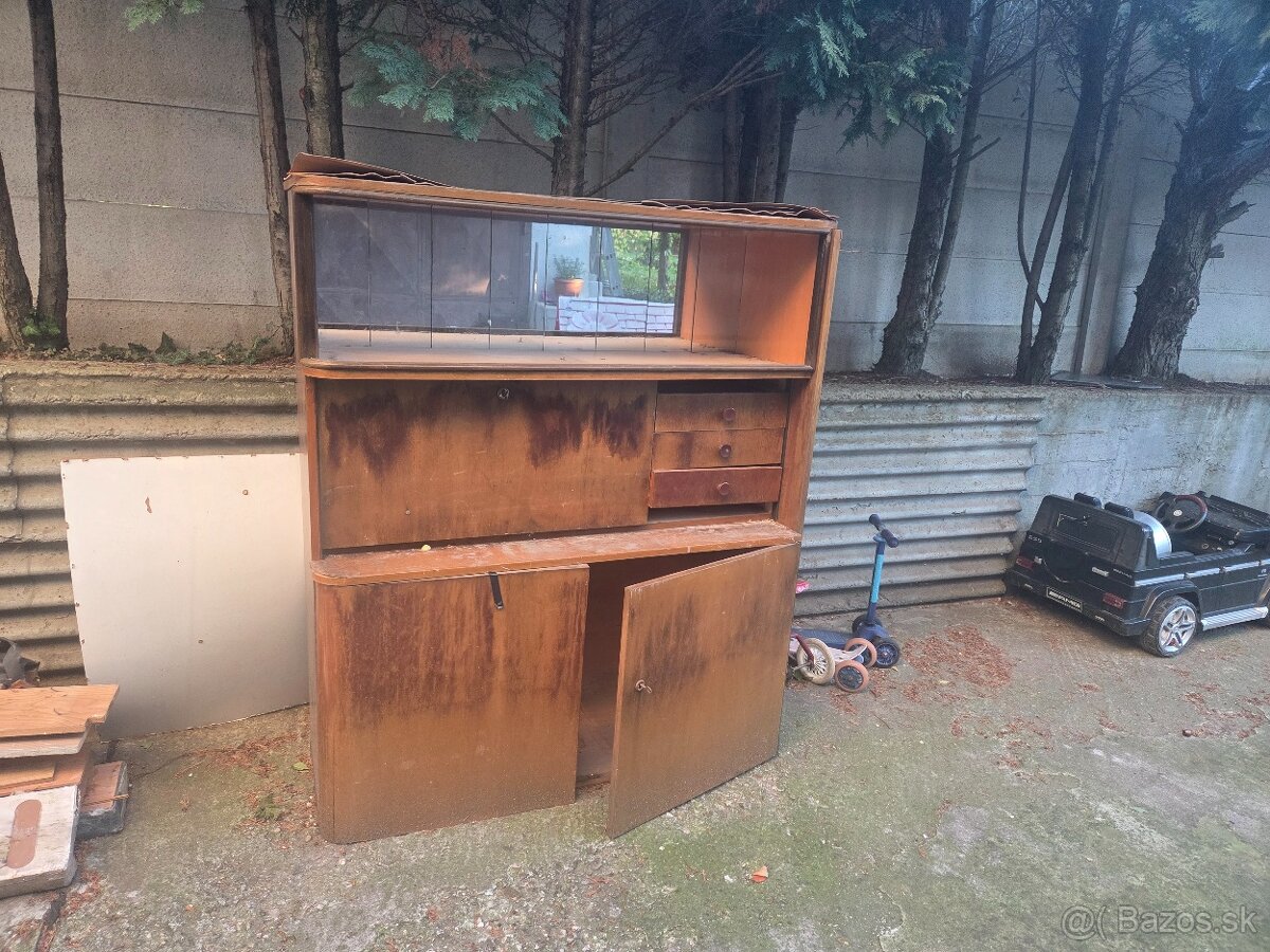 Darujem za odvoz stary drevenny kredenc