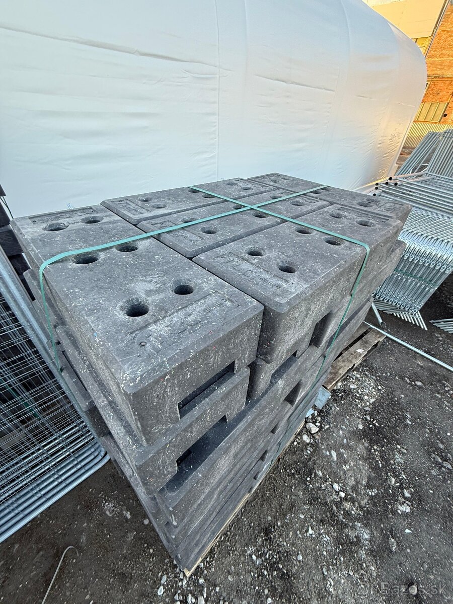 Plastový podstavec 18 kg pre mobilné oplotenie