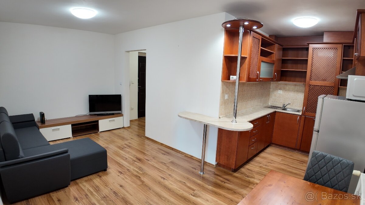 Pre párov: Zariadený 2i byt s internetom a TV na Novej Vsi