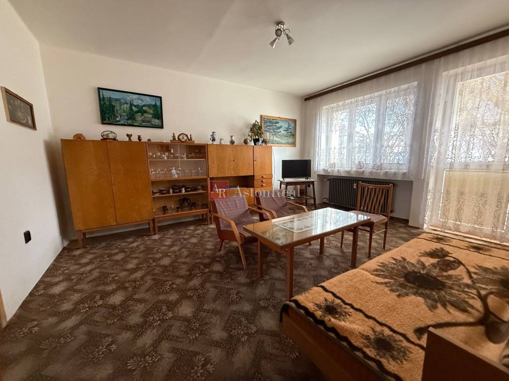 PRENÁJOM: Veľkometrážny 2-izbový byt s balkónom v tichej lok