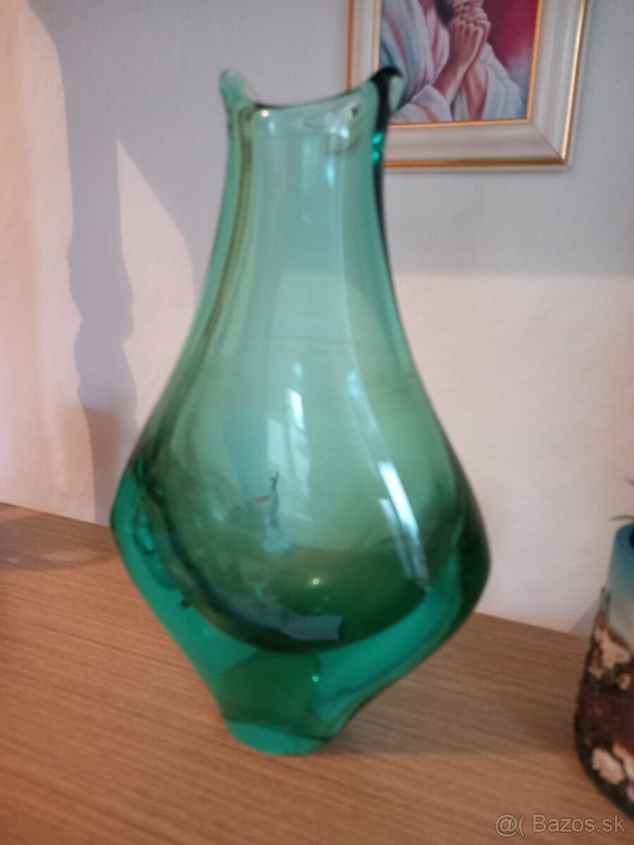 stará váza zo zeleného skla