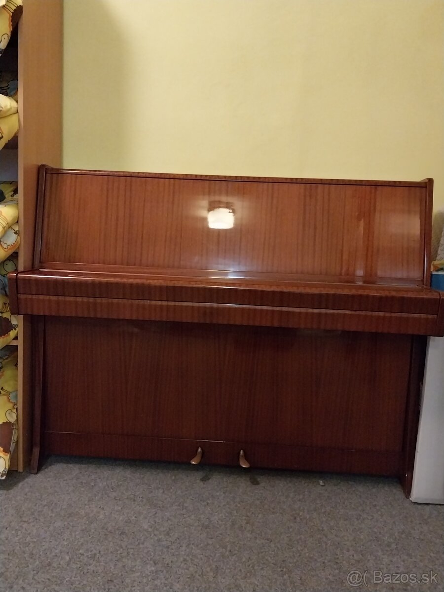 Predám piano značky Petrof