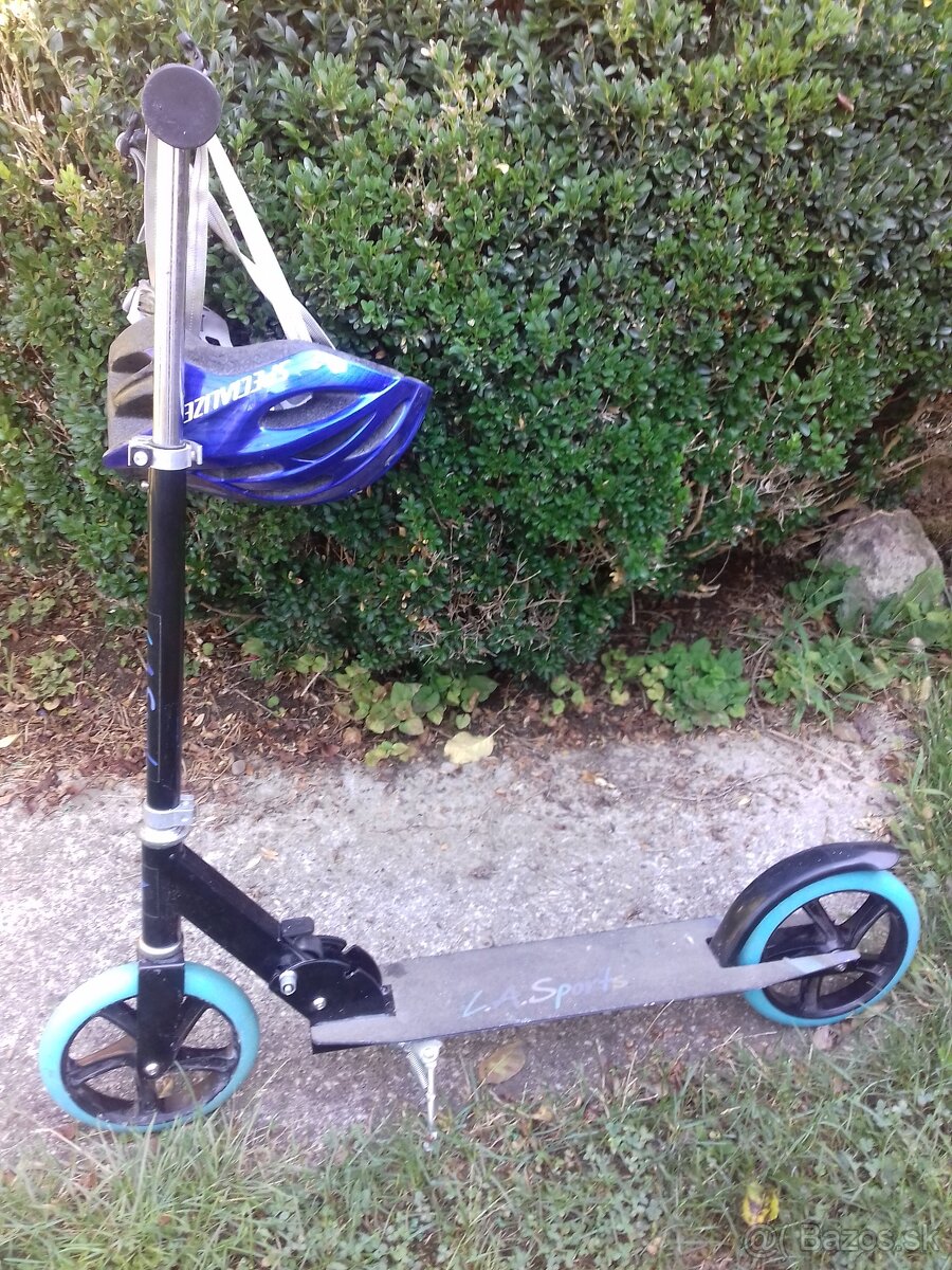 Predám detskú kolobežku s prilbou