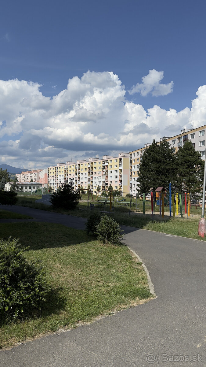 --REZERVOVANÉ-- 3i byt s balkónom a pivnicou Brezno, Mazorní