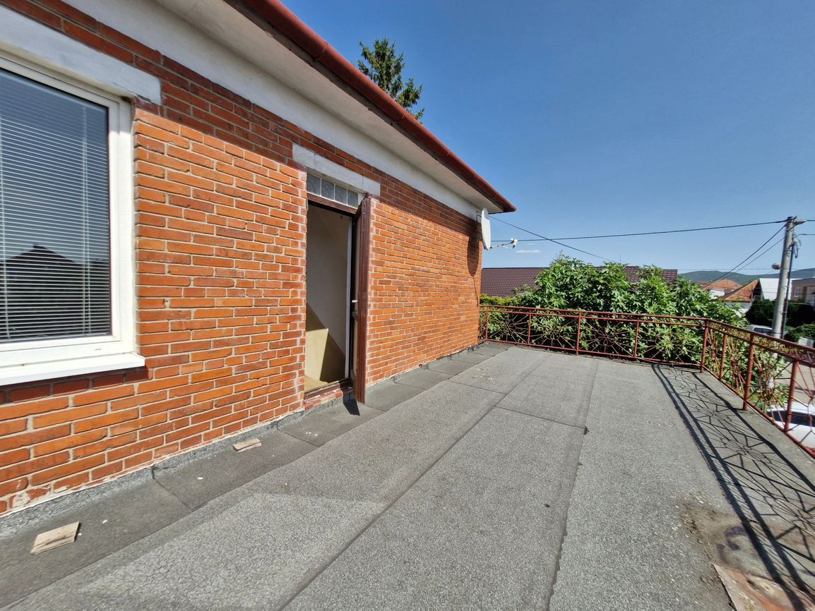 EXKLUZÍVNE na predaj 4-izbový rodinný poldom v obci Bošany.