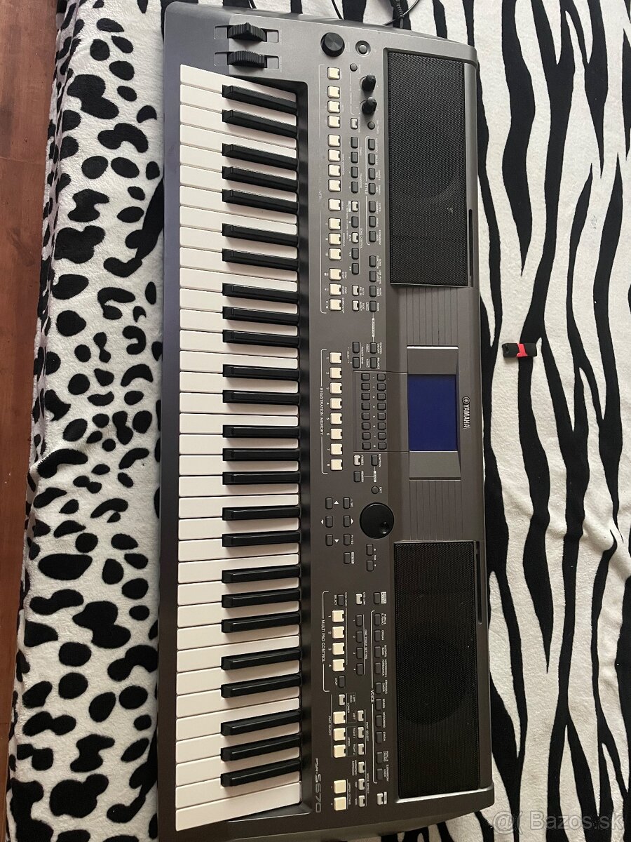 Yamaha psr s 670