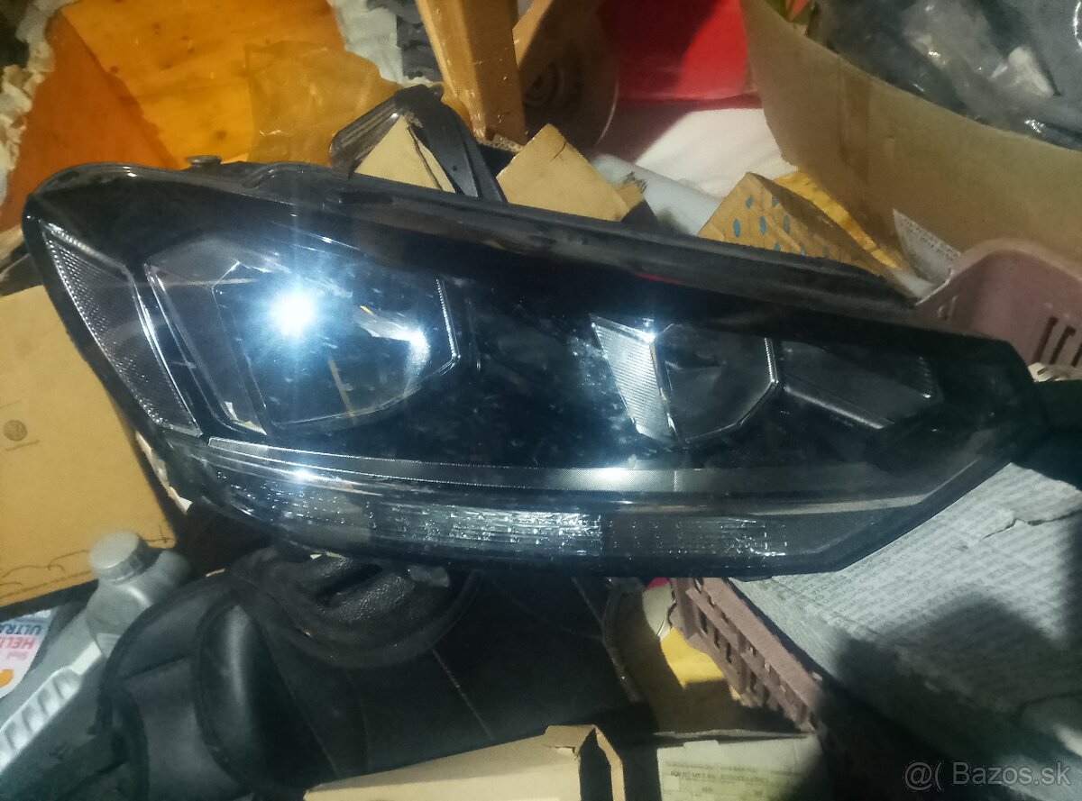Práve predné svetlo vw Touran 2