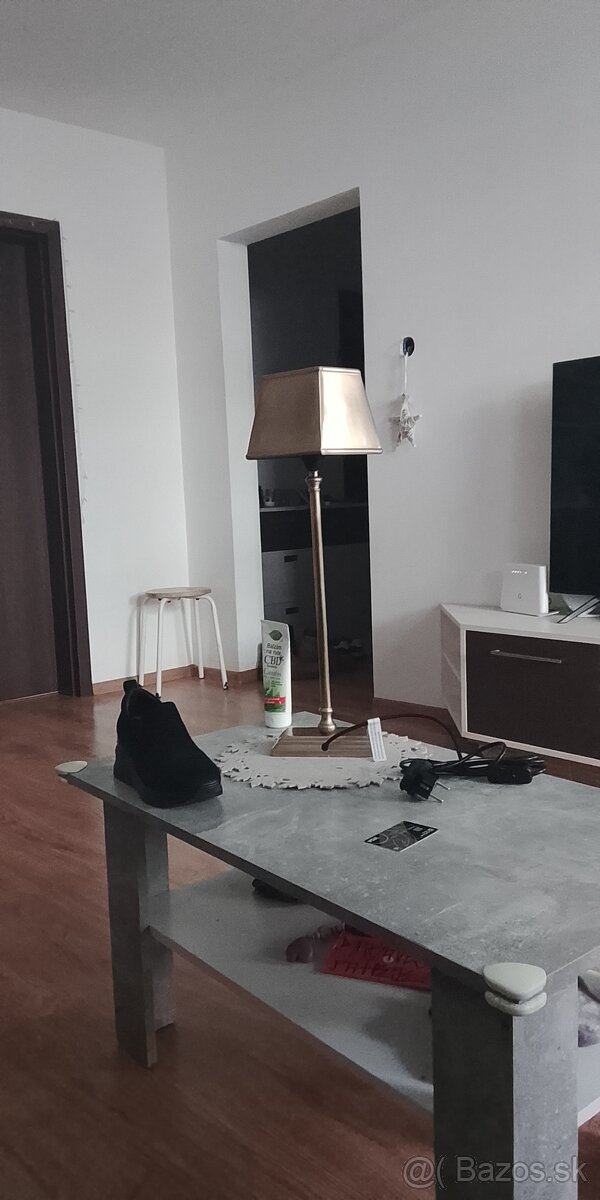 mosadzná stolná lampa