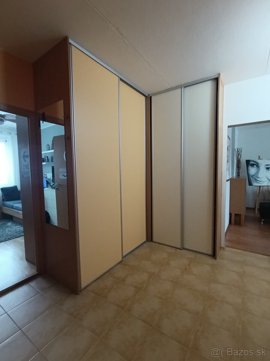 Vstavaná skriňa