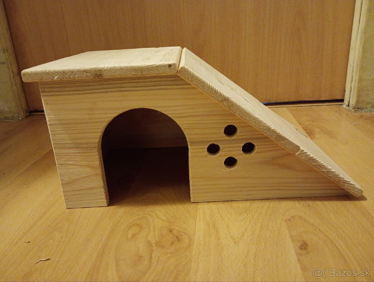 Drevený domček pre králika 37 x 23 x 18 cm
