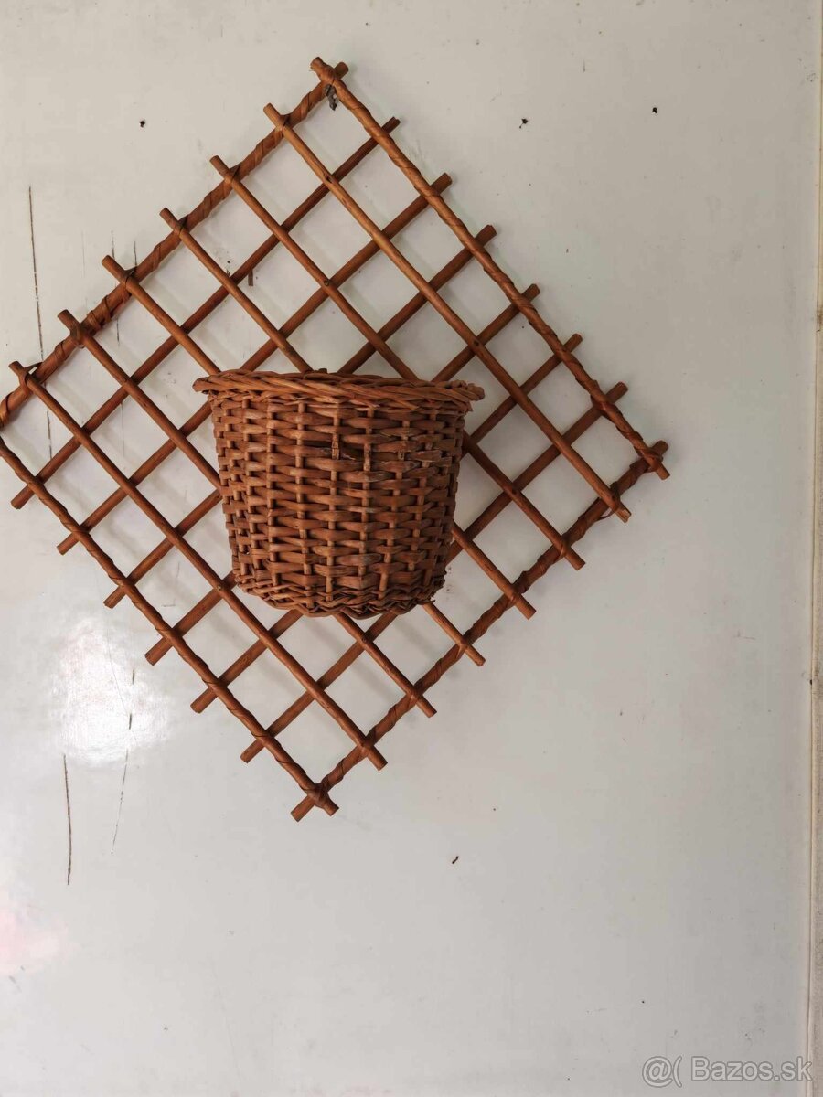 ratanovy drziak na kvetinac