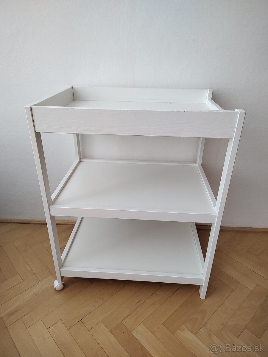 Prebaľovací pult