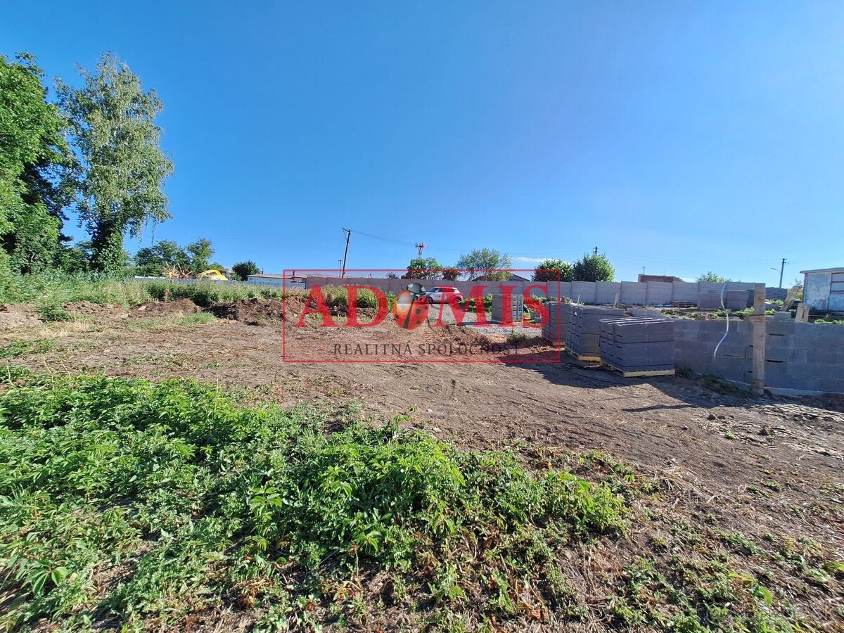 Predám pekný stavebný pozemok 820m2 Bohdanovce, projekt,všet