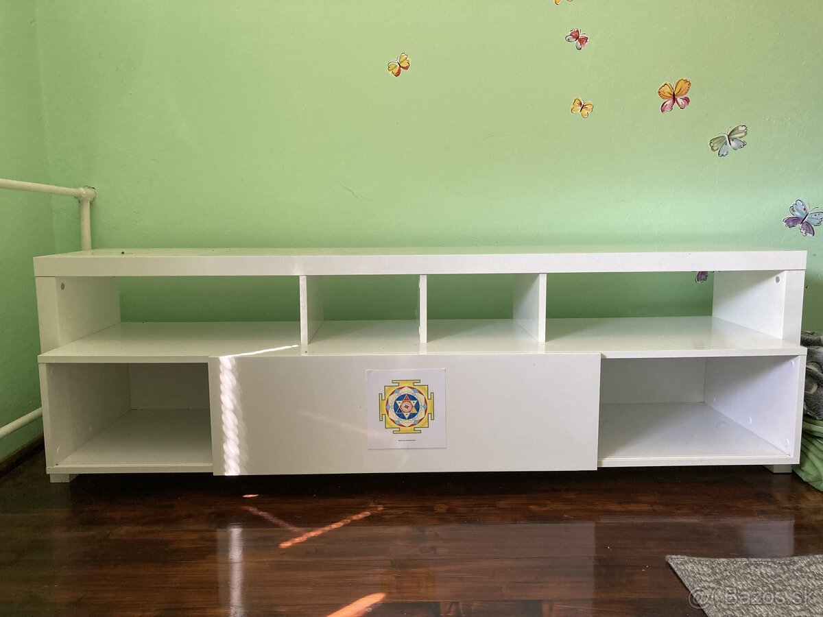 Predam stolik pod TV
