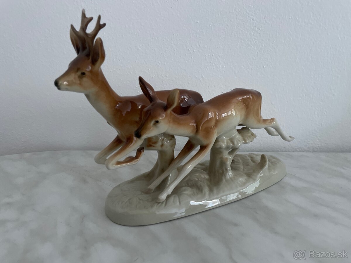 Porcelánová soška jeleňov