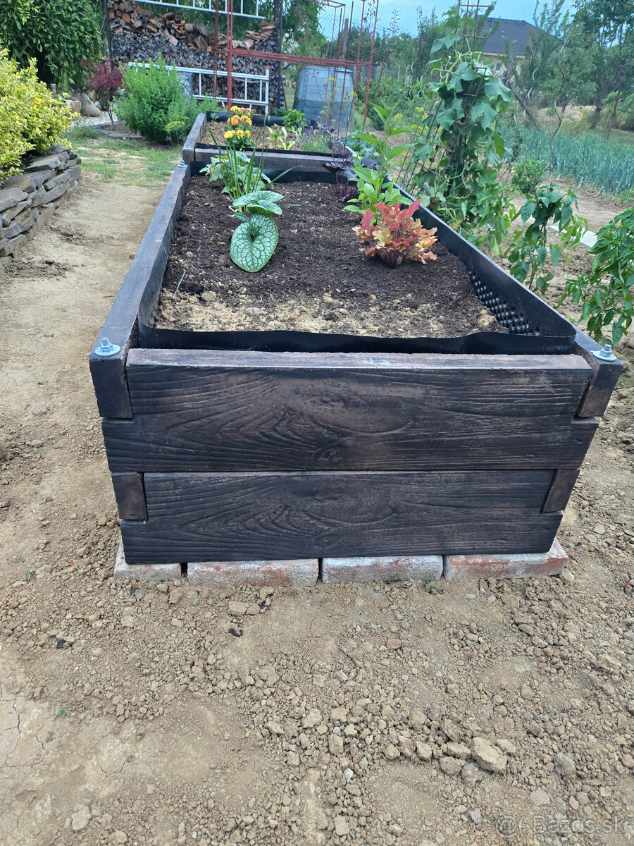 Vyvýšený záhon betónový imitácia dreva