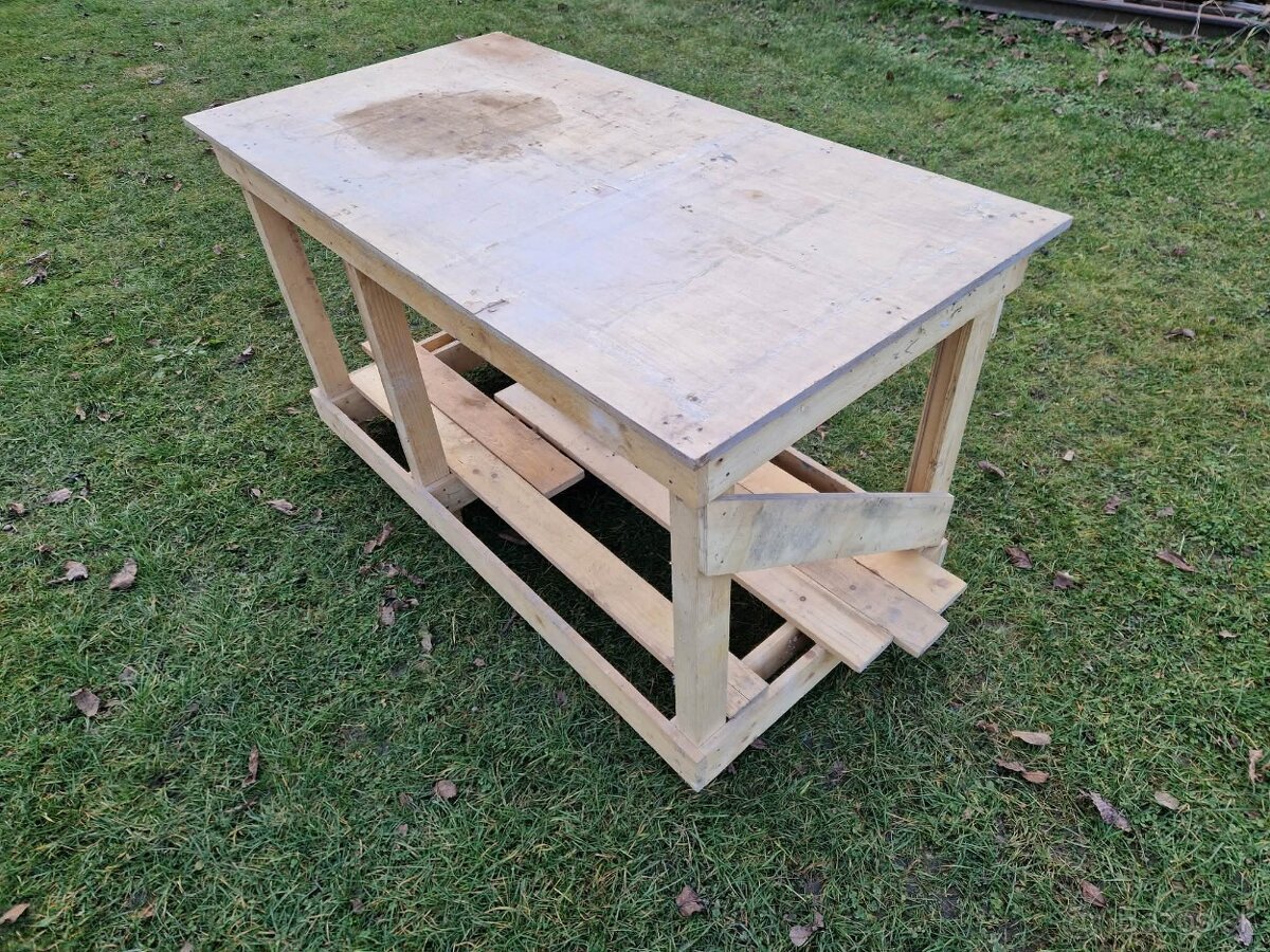 Predam dreveny pracovny stol