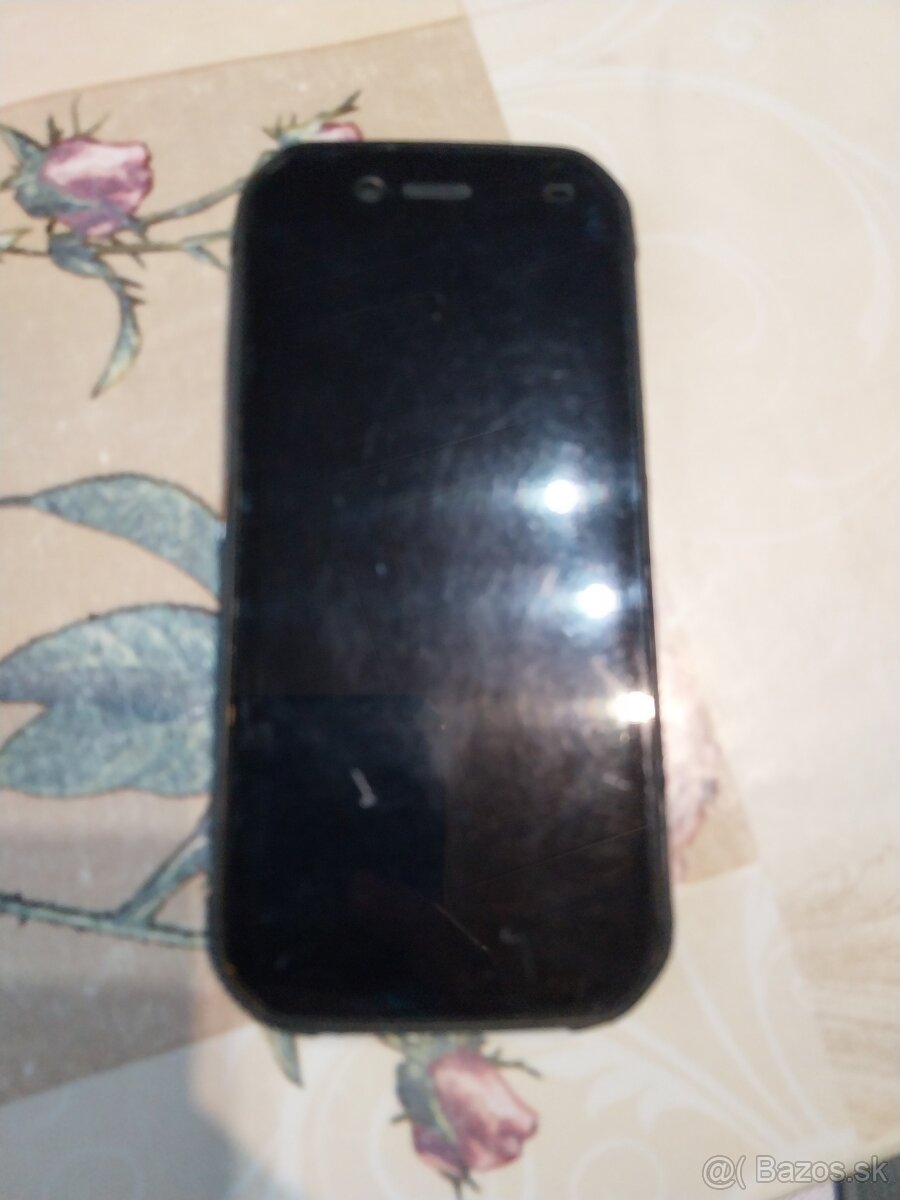 Mobilny telefon značky cat s 42