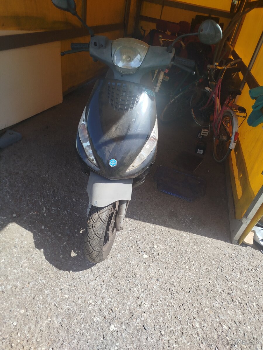 Skúter Piaggio zip 50