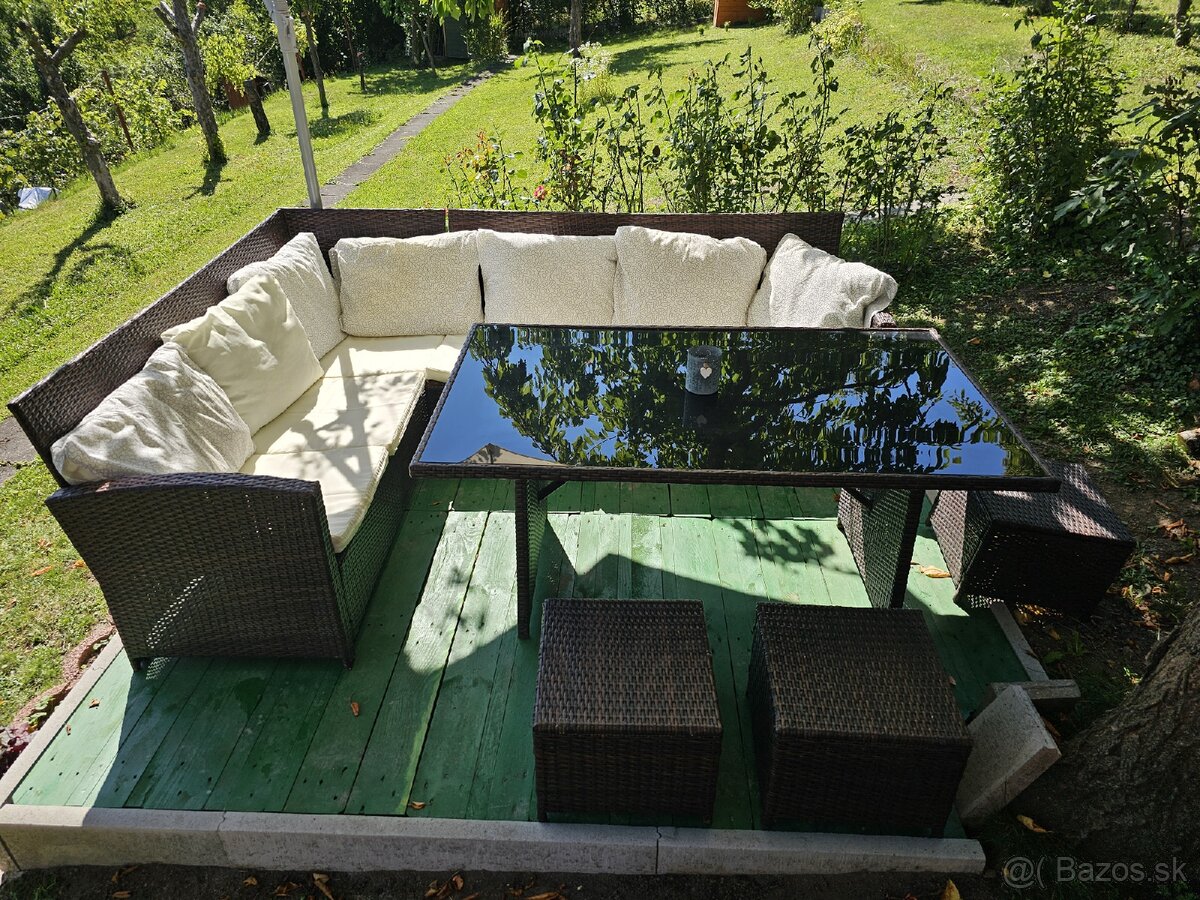 Záhradný ratanový set s veľkým stolom – výborný stav