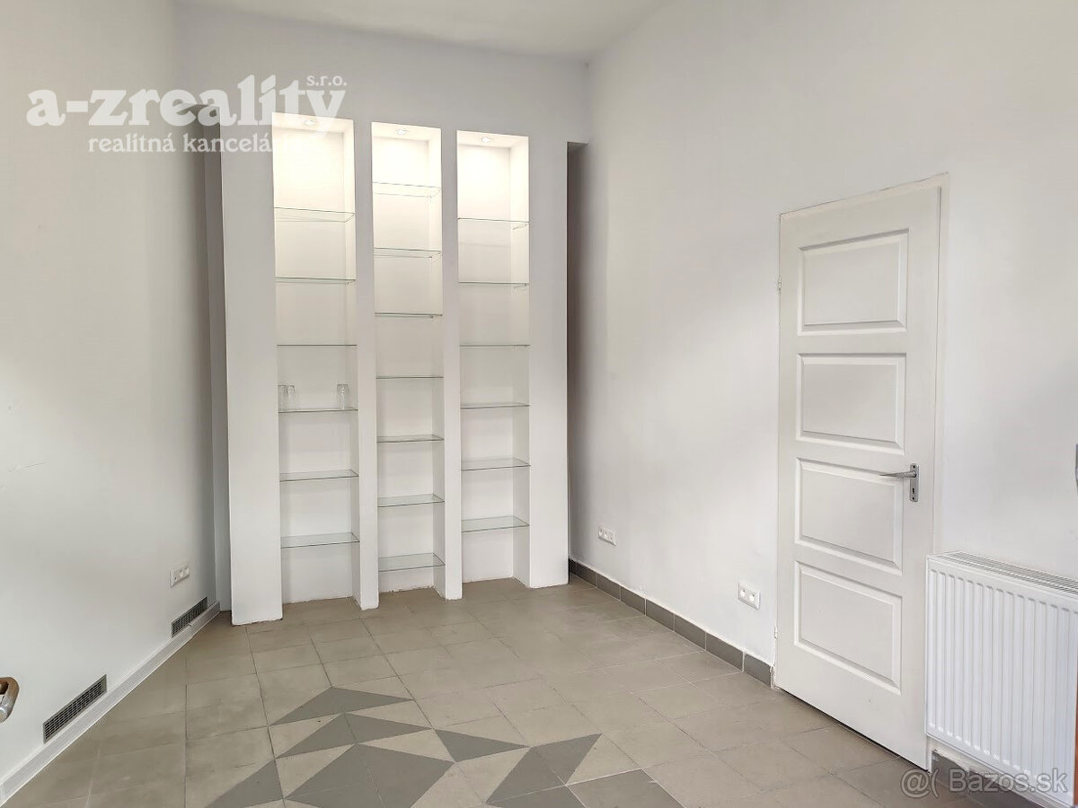 Komerčný priestor v centre Komárna na prenájom