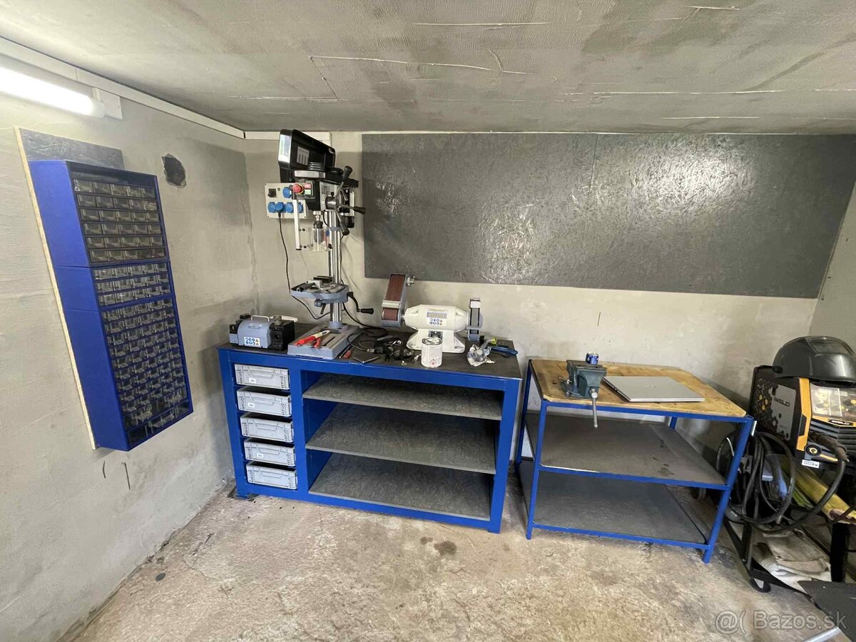 Pevný kovový pracovný stôl