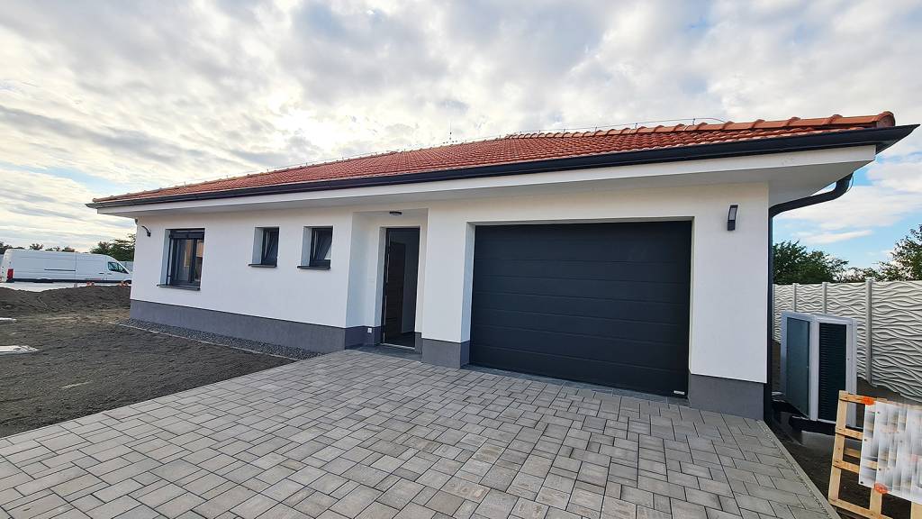Priestranný, moderný bungalov, dokončený na kľúč / NOVOSTAVB