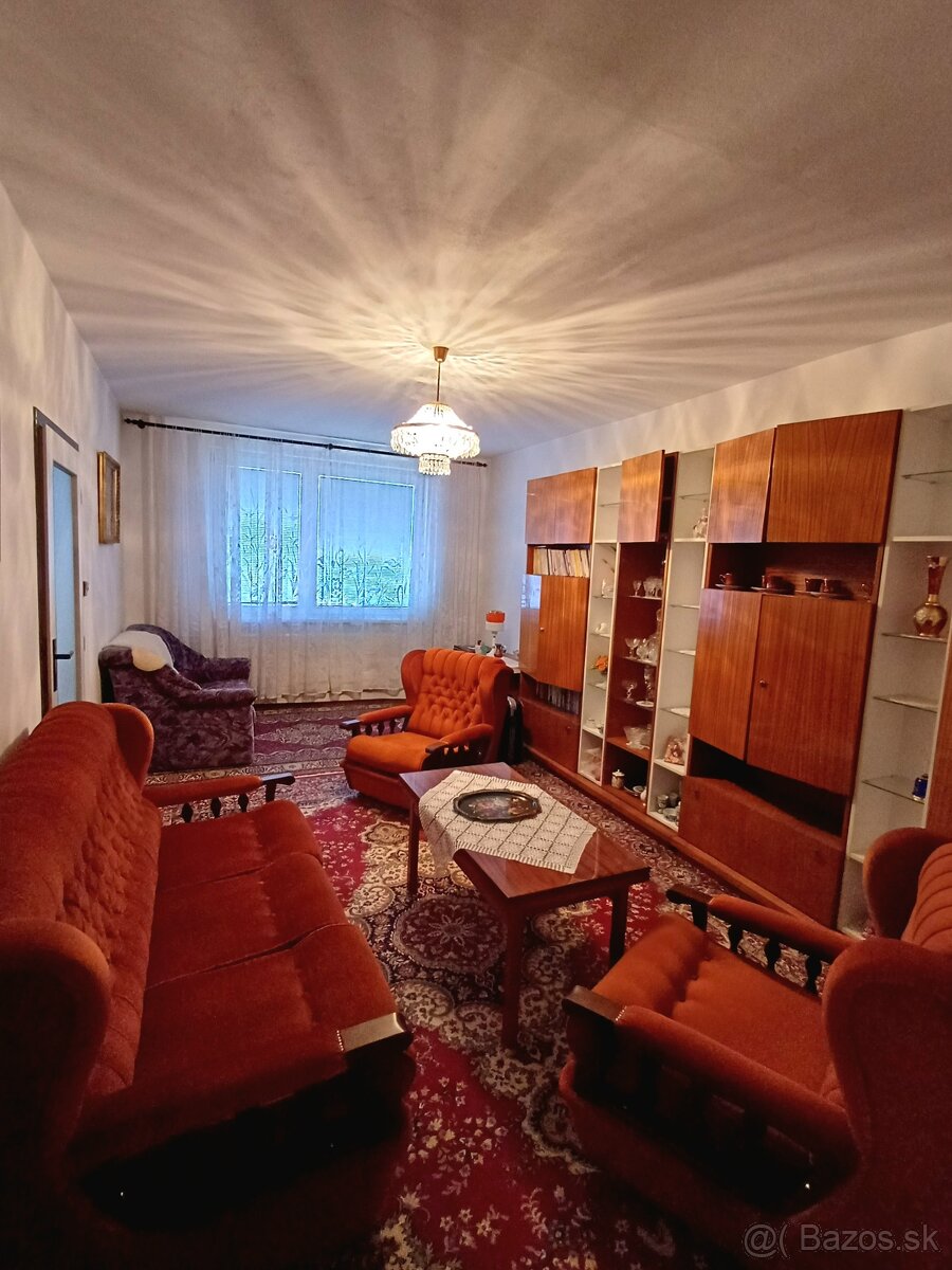 đĄ PrenĂĄjom celĂ©ho 4-izbovĂ©ho bytu â Nitra (pre 4â5 osĂŽb)