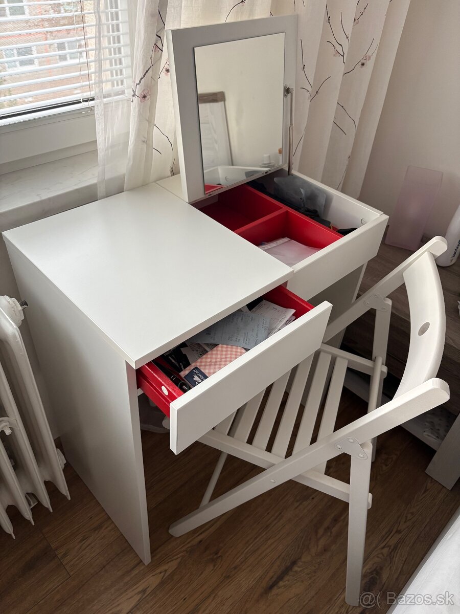 Kozmetický stolík