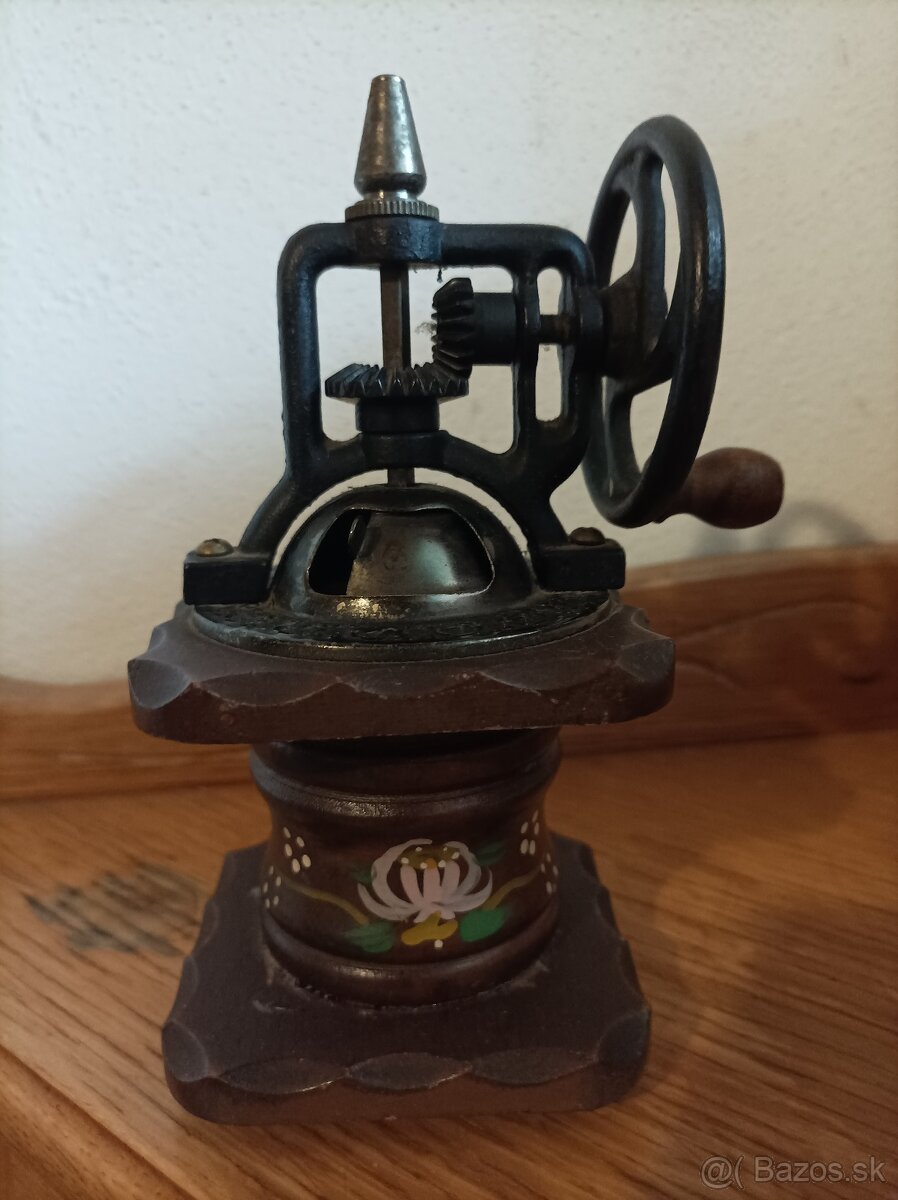 Starožitný mlynček na korenie