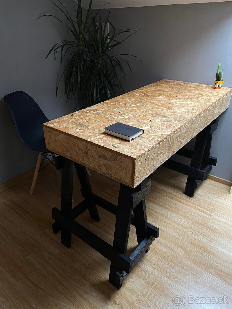 písací stôl