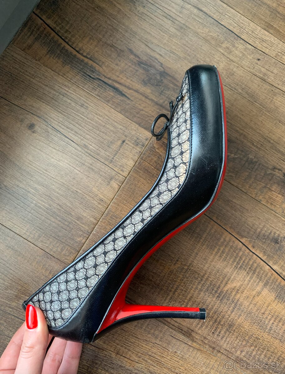 Christian Louboutin - krasne oble sieťované lodičky