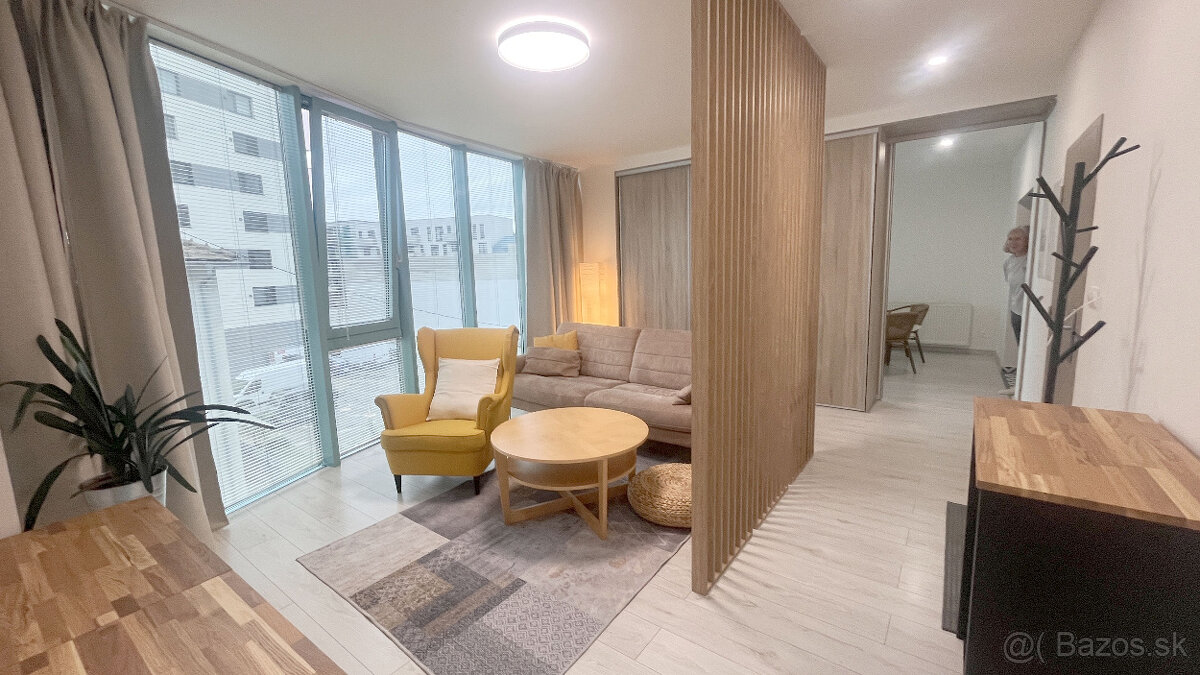Prenájom 4 izbového bytu v širšom centre, Nivy, Bazová ul.