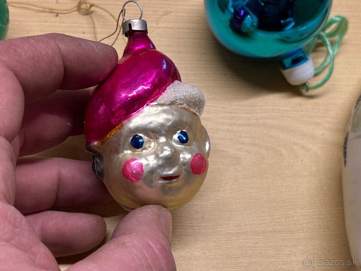 Staré Vianočné ozdoby s lampiónom a káblami.