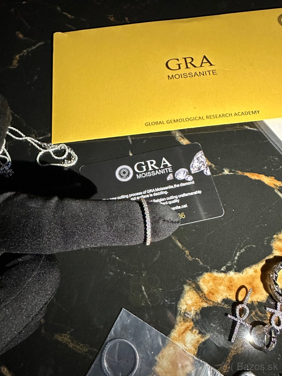 Strieborný prsten osadený VVS1 moissanitmi